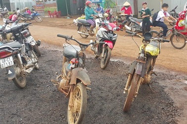 Xe “mù” đại náo đường nông thôn