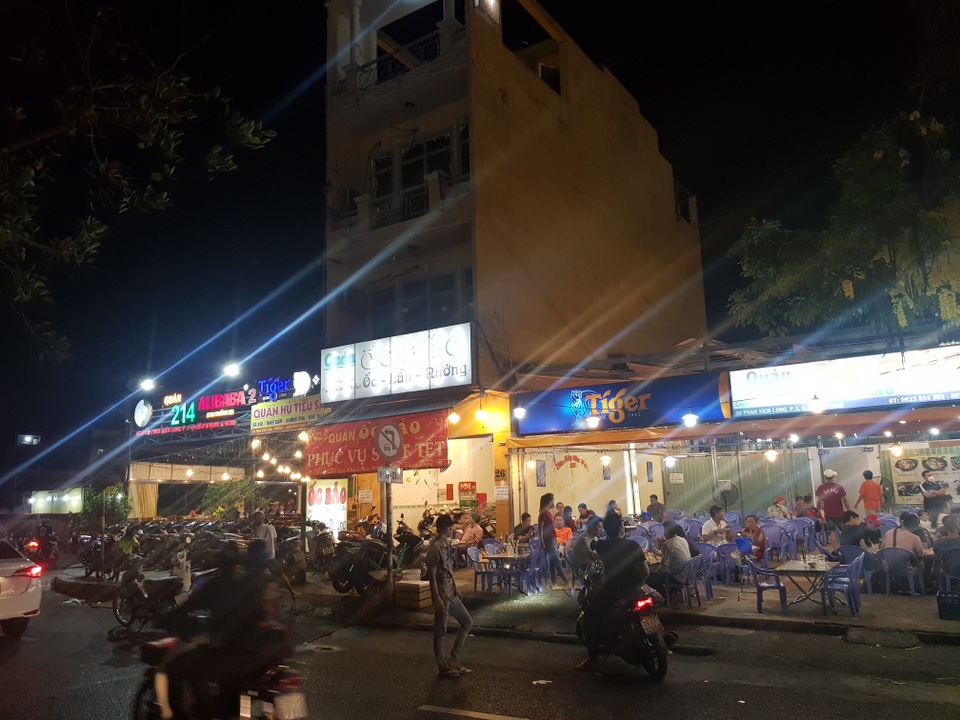 Hàng quán ở TPHCM sau lệnh dừng hoạt động: Nơi đóng cửa, chỗ thờ ơ - 11 Hàng quán ở TPHCM sau lệnh dừng hoạt động: Nơi đóng cửa, chỗ thờ ơ - 11