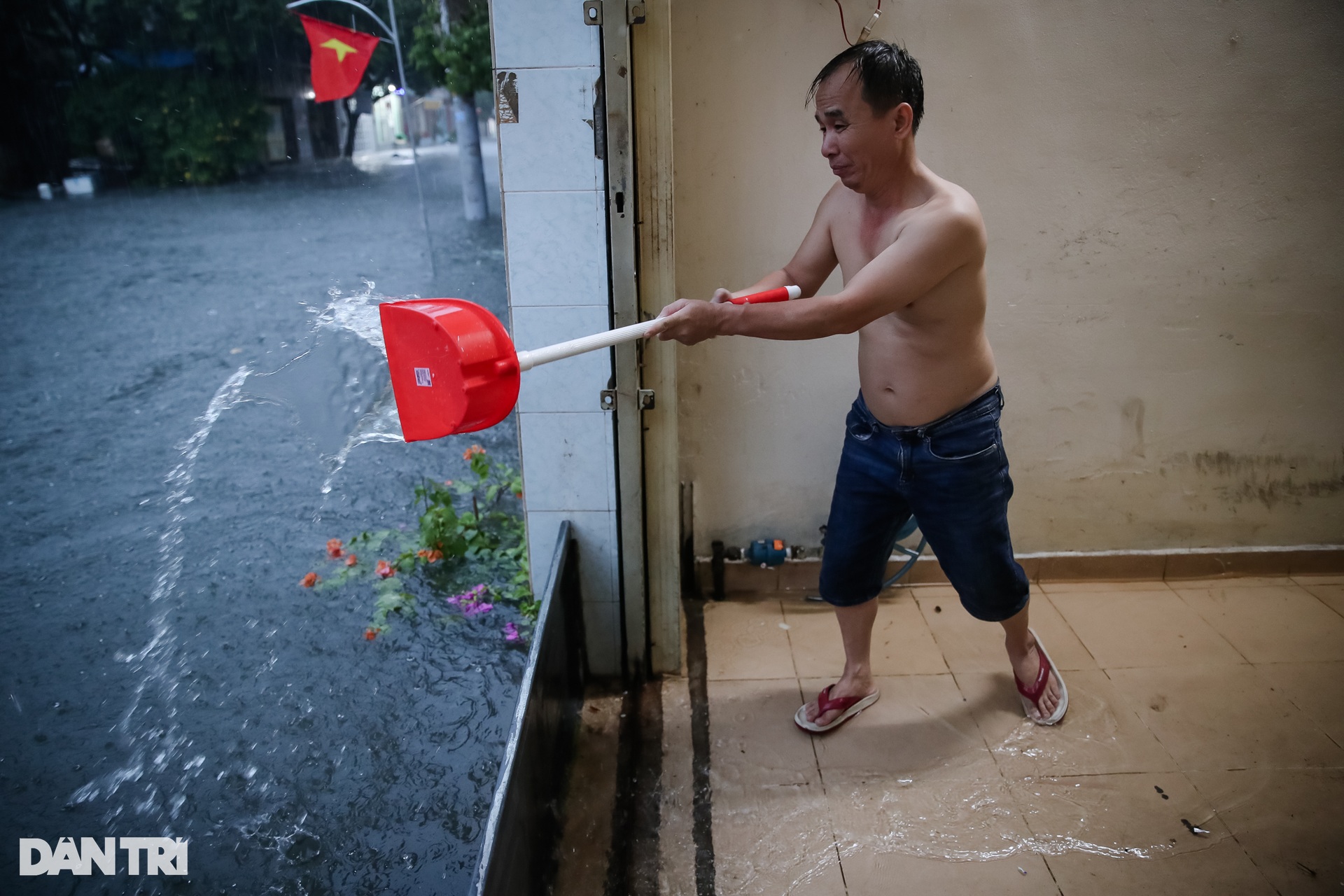Vịt bơi vào nhà, đường biến thành sông sau mưa lớn ở TPHCM - 6 Vịt bơi vào nhà, đường biến thành sông sau mưa lớn ở TPHCM - 6