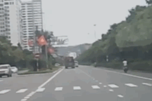 Tạt đầu xe container để vượt, xe cứu thương bị đâm lật ngửa giữa đường