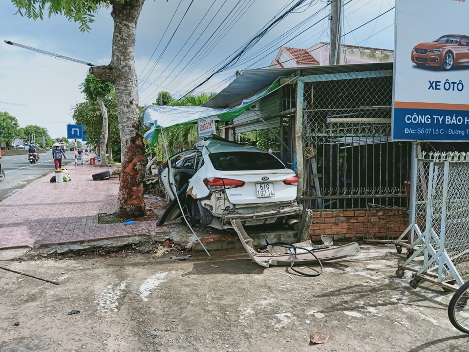 Thông tin thêm về vụ tai nạn 3 người văng ra khỏi ô tô - 1 Thông tin thêm về vụ tai nạn 3 người văng ra khỏi ô tô - 1