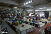 Tiểu thương ở TPHCM không thể tới chợ bán hàng vì sống trong khu phong tỏa