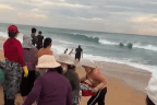 Hai ngư dân lao như bay ra biển cứu người bị sóng cuốn
