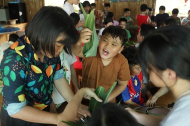 Khoảnh khắc đáng yêu của Bi “béo” khi trải nghiệm trở thành nông dân