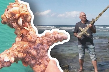 Thợ lặn nghiệp dư phát hiện kiếm 900 năm tuổi