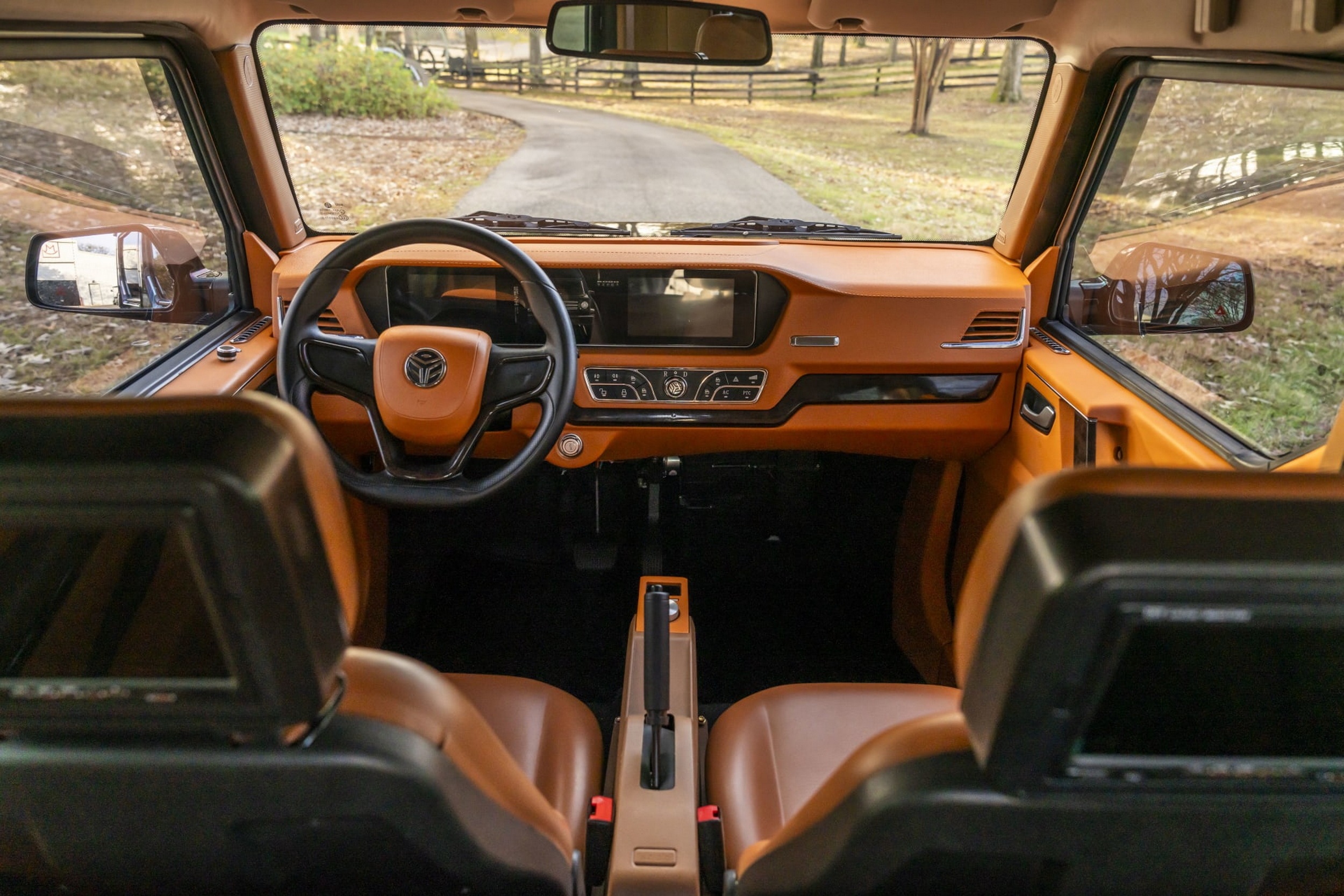 Chiếc xe nhái Mercedes G-Class có giá bán ngang xe xịn - 9 Chiếc xe nhái Mercedes G-Class có giá bán ngang xe xịn - 9