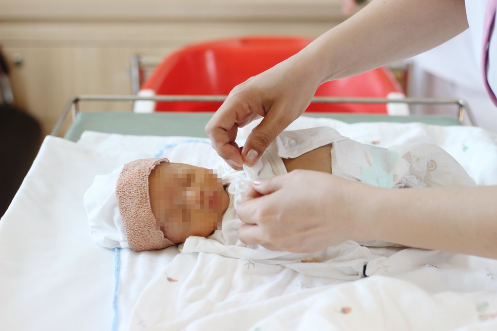 Gần 40 ngày nỗ lực hồi sinh sự sống cho bé trai sinh non tại Vinmec Phú Quốc - 2