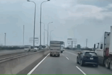 Xe container ép văng chiếc SUV vào mũi xe tải để vượt trên đường cao tốc