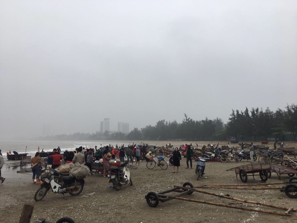 Mất việc vì Covid-19, ra biển bắt tôm cá trúng 1 triệu đồng/ngày - 1 Mất việc vì Covid-19, ra biển bắt tôm cá trúng 1 triệu đồng/ngày - 1