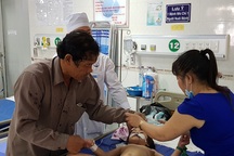 Vụ nghi cha cho 3 con ruột uống thuốc trừ sâu: Cha xuất viện, 3 con bớt mê sảng