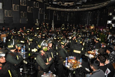 Hơn 300 cảnh sát đột kích 3 quán karaoke cho khách chơi ma túy ở Hà Nội
