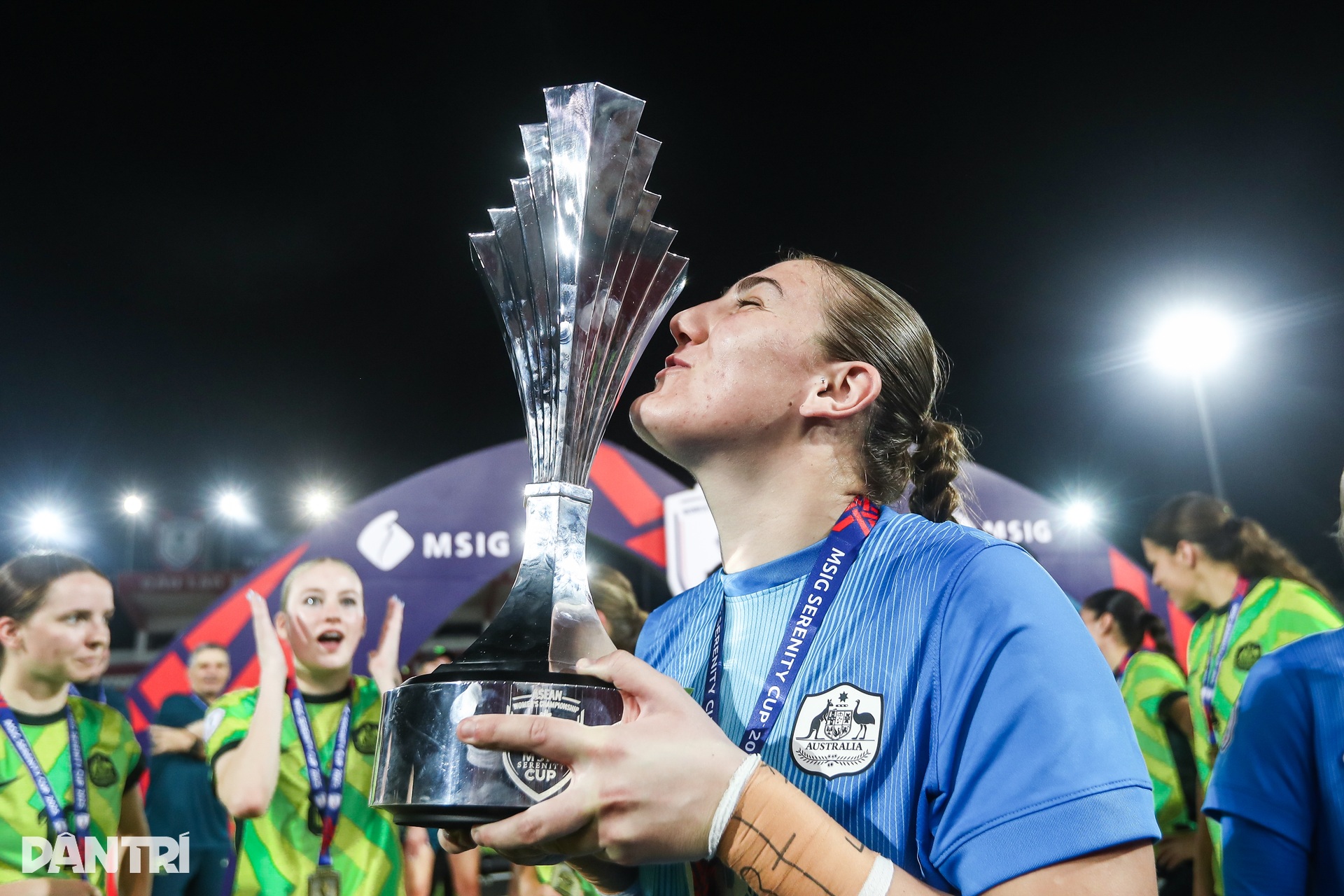 Nữ cầu thủ Myanmar được đồng đội cõng lên nhận giải vì chấn thương - 8 Nữ cầu thủ Myanmar được đồng đội cõng lên nhận giải vì chấn thương - 8