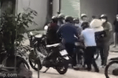 Gia đình bán hàng rong chống đối tổ xử lý vi phạm Chỉ thị 16