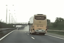 Ô tô biển xanh nổ lốp trên cao tốc Cầu Giẽ - Ninh Bình, 5 người thương vong