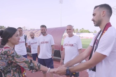 HLV Mourinho "đứng hình" vì hành động khó tin của fan cứng