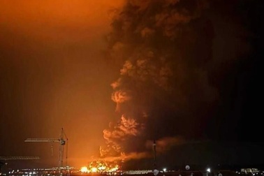 Ukraine tấn công cơ sở dầu mỏ của Nga ở Crimea gây cháy lớn