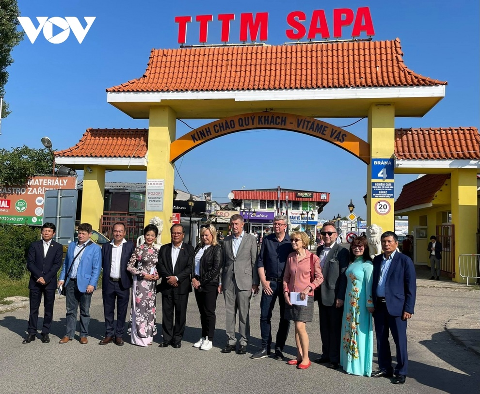 Thủ tướng Séc cắt tóc và mua sắm tại Trung tâm thương mại của người Việt ở Praha - 1 Thủ tướng Séc cắt tóc và mua sắm tại Trung tâm thương mại của người Việt ở Praha - 1