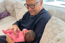 Bill Gates hạnh phúc khoe ảnh chụp cùng cháu ngoại mới sinh