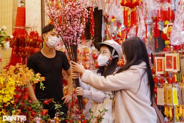 Phố Hàng Mã "khoác áo đỏ" rực rỡ đón Tết Nhâm Dần