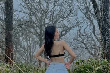 Cô gái diện áo hai dây giữa trời -5 độ C ở Phja Oắc gây tranh cãi