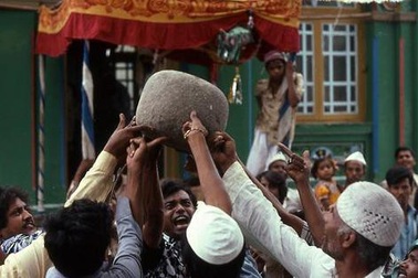 Thực hư “hòn đá biết bay” nặng 90kg và “câu thần chú” kỳ lạ