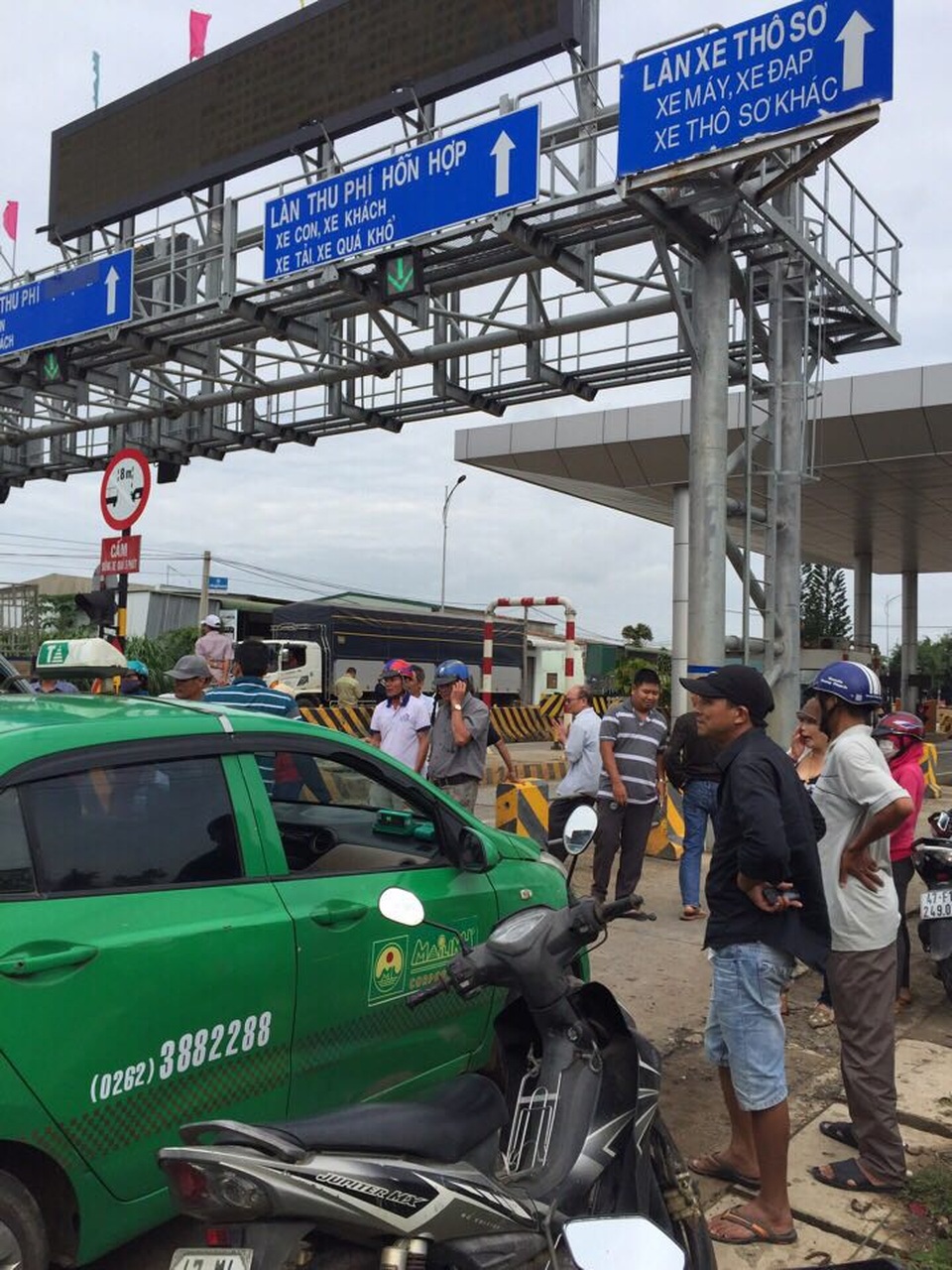 Dân bao vây trạm BOT đòi chủ đầu tư bồi thường - 2 Dân bao vây trạm BOT đòi chủ đầu tư bồi thường - 2