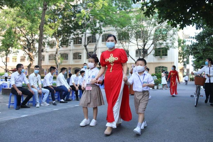 Khai giảng đặc biệt nhất trong lịch sử: Xúc động hình ảnh lễ Khai giảng không học sinh của thầy cô Đà Nẵng - Ảnh 4. Khai giảng đặc biệt nhất trong lịch sử: Xúc động hình ảnh lễ Khai giảng không học sinh của thầy cô Đà Nẵng - Ảnh 4.