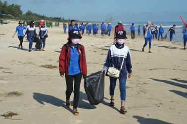 Quảng Trị: Hàng nghìn người cùng vệ sinh môi trường biển