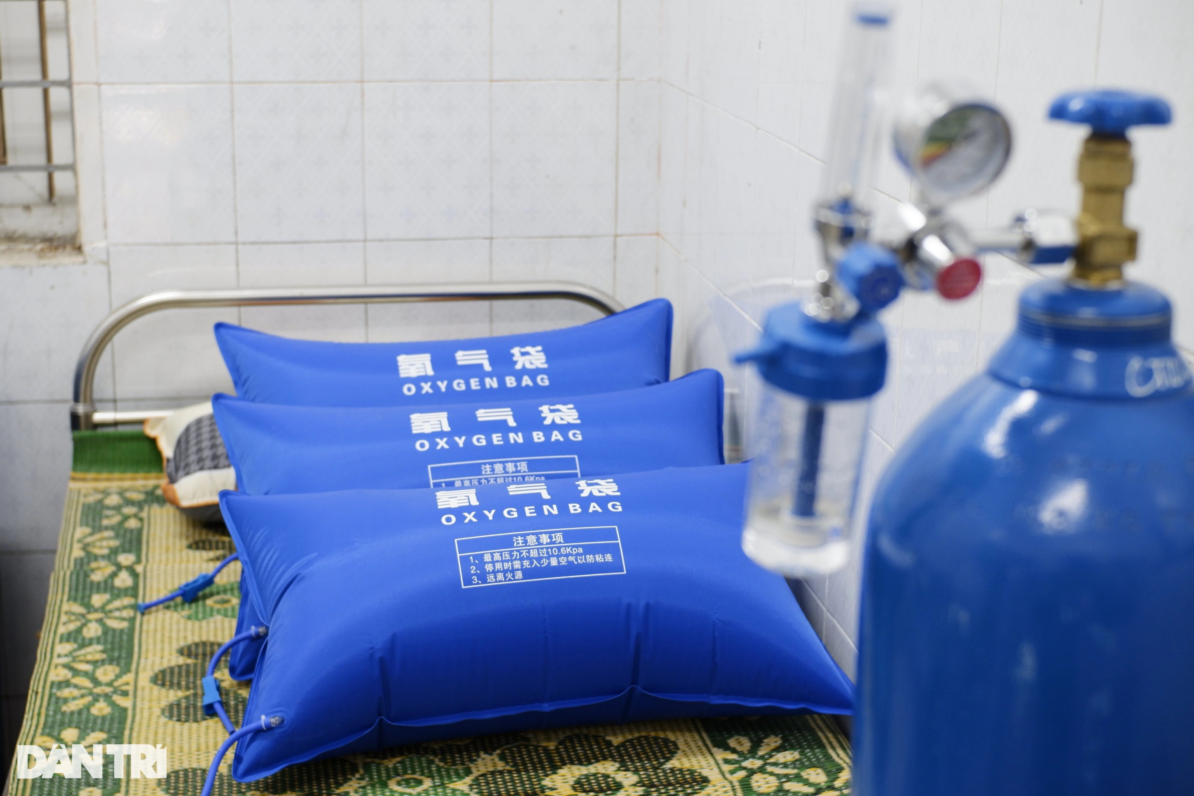 Sức nóng bên trong trạm y tế quận cam ở Hà Nội - 8