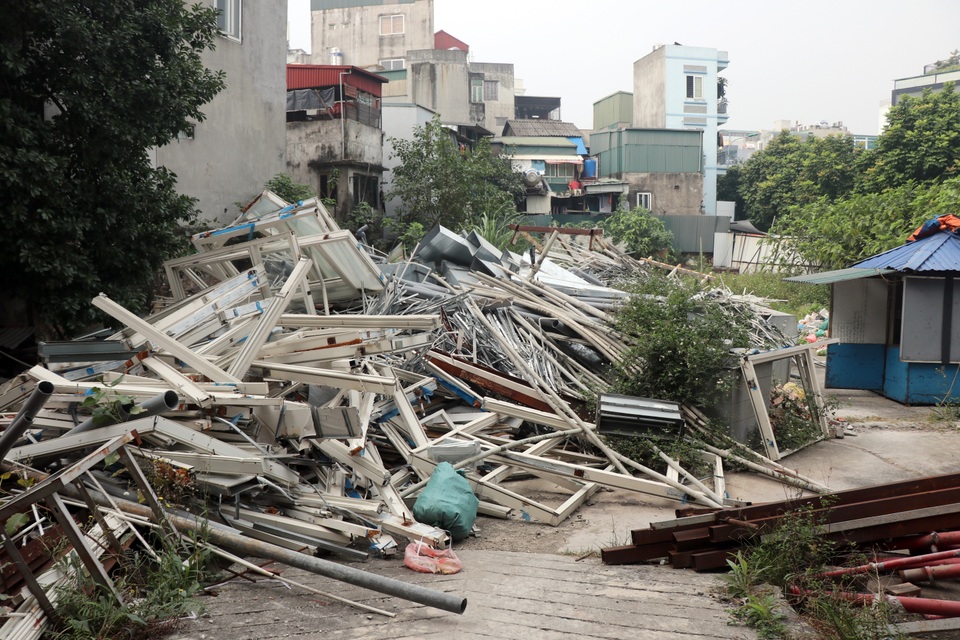 Bên trong tòa nhà 8B Lê Trực sau 5 năm lặc lè với việc cắt ngọn - 13 Bên trong tòa nhà 8B Lê Trực sau 5 năm lặc lè với việc cắt ngọn - 13