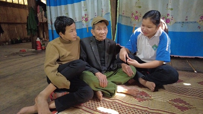 Diệp và em trai sống với ông trong ngôi nhà nhỏ ở bản Phiêng Hua Nà