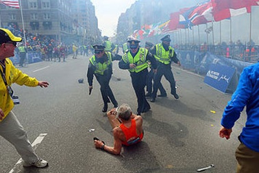 Máu và nước mắt trong cuộc đua marathon tại Mỹ