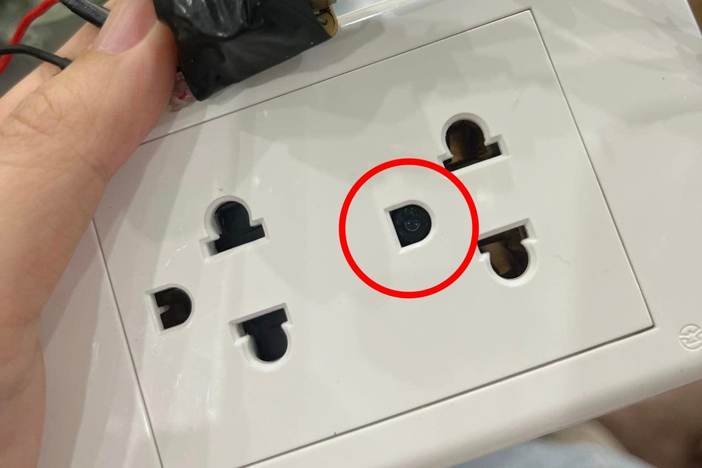 Cô gái kể phút chết lặng phát hiện camera quay lén trong ổ điện phòng trọ - 2 Cô gái kể phút chết lặng phát hiện camera quay lén trong ổ điện phòng trọ - 2