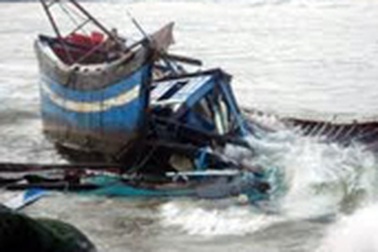 Cứu sống 6 ngư dân trên tàu cá bị sóng đánh chìm