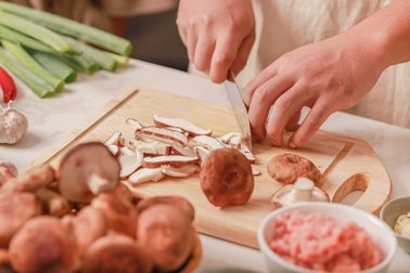 Mẹo vệ sinh thớt gỗ để khử mùi hôi hiệu quả