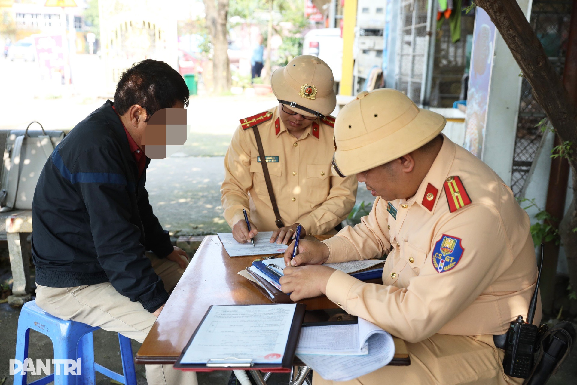 Vội đi giao vịt, người phụ nữ ở Hà Nội phóng xe máy chạy quá tốc độ - 6 Vội đi giao vịt, người phụ nữ ở Hà Nội phóng xe máy chạy quá tốc độ - 6