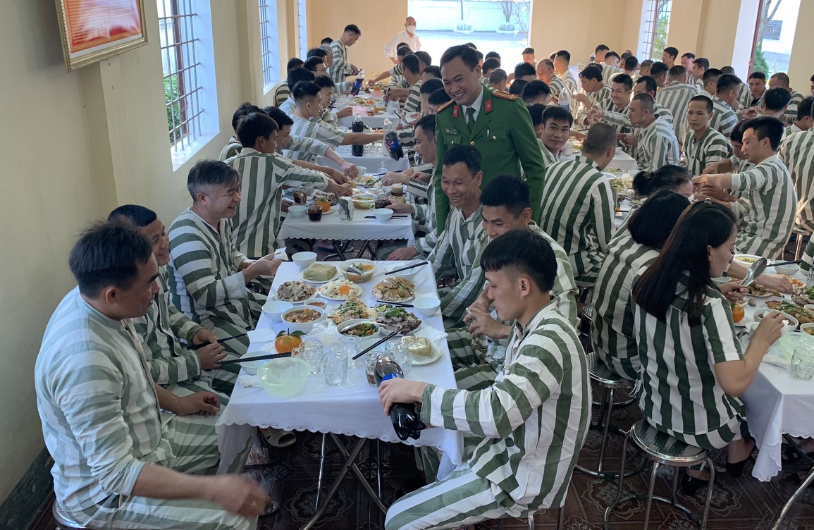 Bữa cơm tất niên sớm và ước mơ sau song sắt ngày Tết - 5 Bữa cơm tất niên sớm và ước mơ sau song sắt ngày Tết - 5