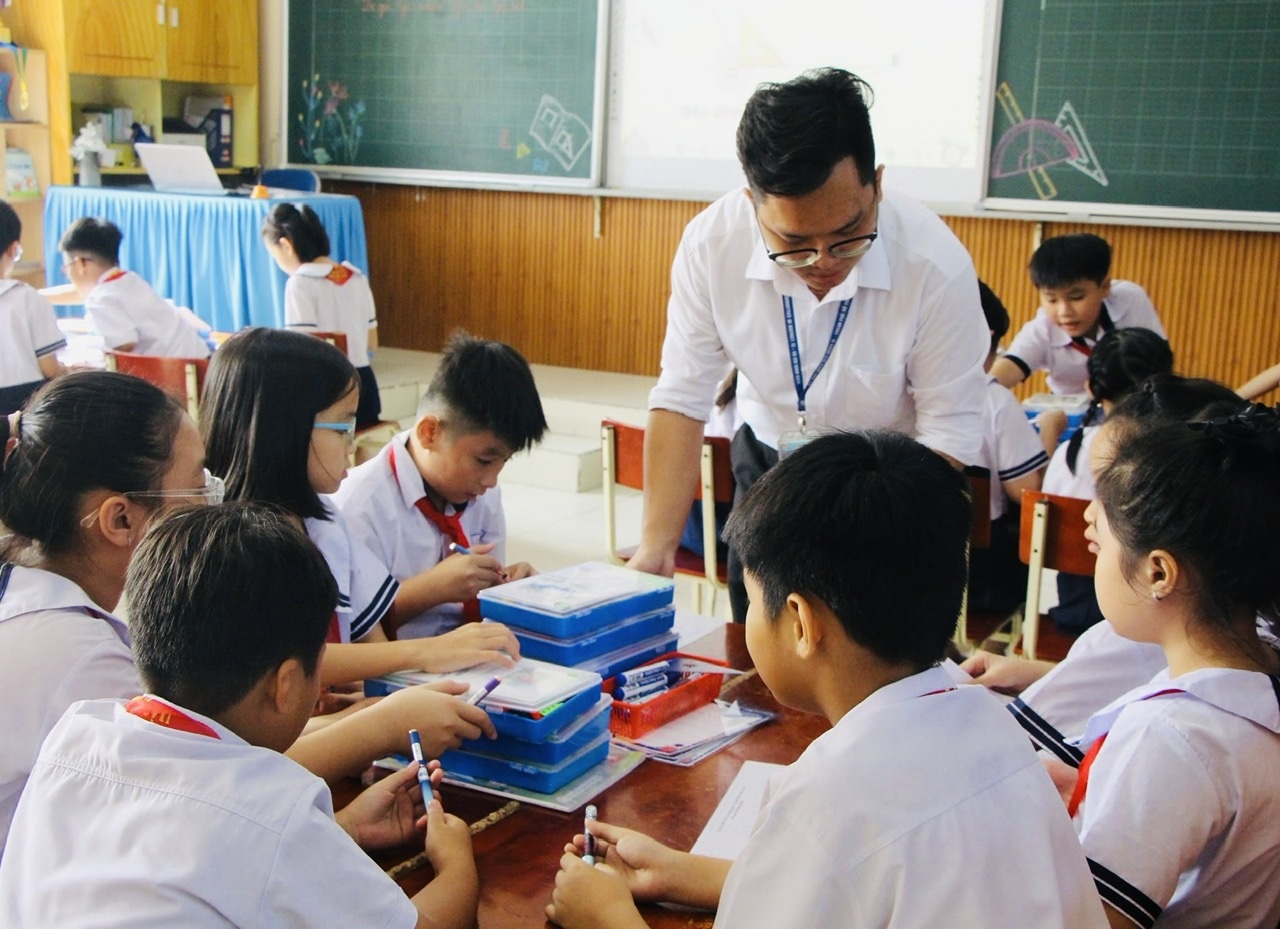 Nauczyciele szkół publicznych w Ho Chi Minh City mogą otrzymać setki milionów dongów podczas święta Tet-2 Giáo viên trường công ở TPHCM có thể nhận cả trăm triệu đồng dịp Tết - 2