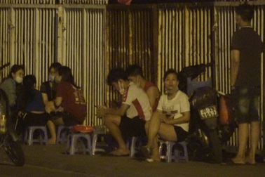 Quán trà đá bày bán tràn lan trước sân vận động Mỹ Đình bất chấp lệnh cấm