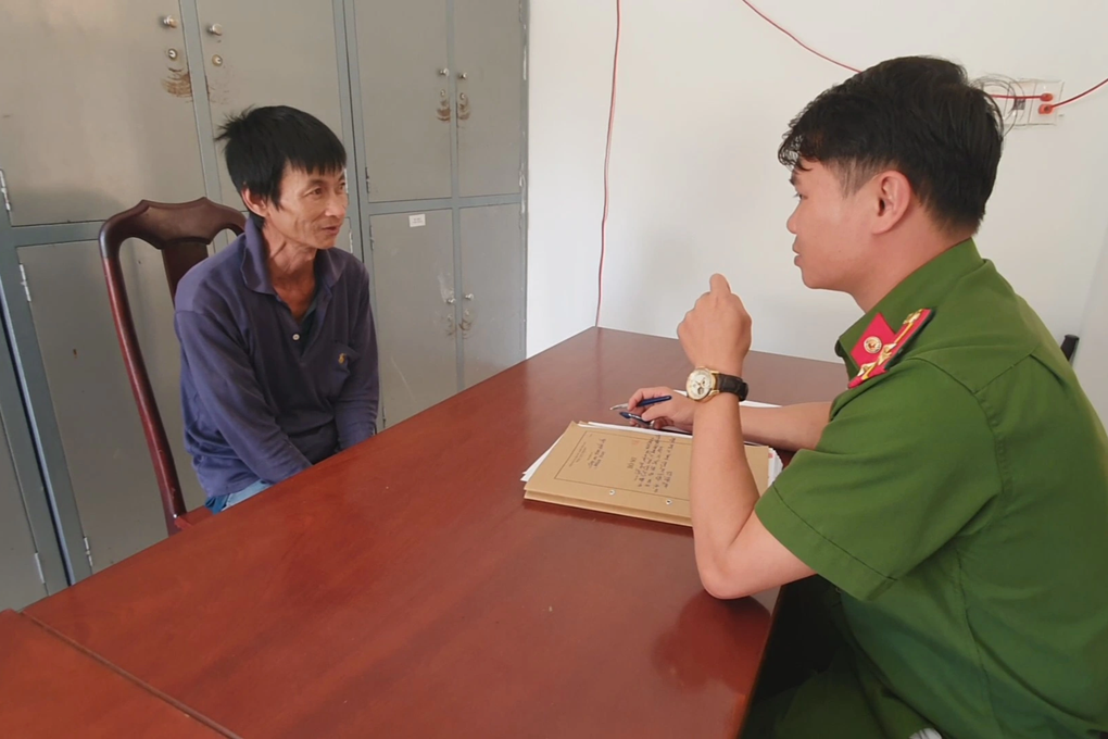 Sâu rượu cầm dao đi dọc đường đâm 3 người nguy kịch - 1 Sâu rượu cầm dao đi dọc đường đâm 3 người nguy kịch - 1