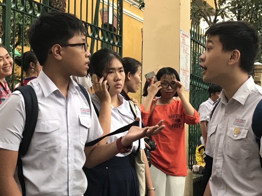 Giáo viên bày chiêu dùng vẻ đẹp bên ngoài ghi điểm thi lớp 10 - 1 Giáo viên bày chiêu dùng vẻ đẹp bên ngoài ghi điểm thi lớp 10 - 1