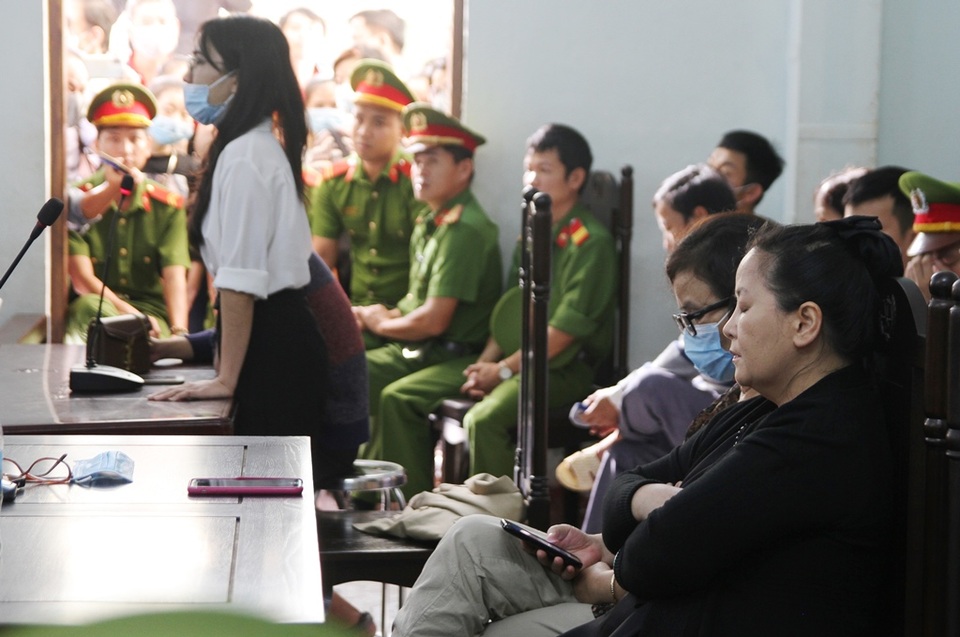 Tranh luận nảy lửa tại phiên tòa xử bác sĩ bị cáo buộc hiếp dâm - 6 Tranh luận nảy lửa tại phiên tòa xử bác sĩ bị cáo buộc hiếp dâm - 6
