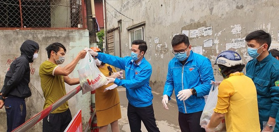 Tuổi trẻ Hà Nội tặng khẩu trang, nhu yếu phẩm cho người dân cách ly - 3 Tuổi trẻ Hà Nội tặng khẩu trang, nhu yếu phẩm cho người dân cách ly - 3