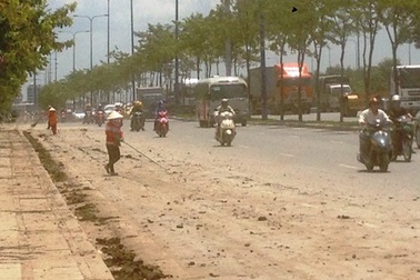 Xe ben "tung hỏa mù" trên đại lộ nghìn tỷ