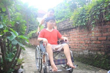 Chị gái 7 năm cõng em trai liệt tới trường