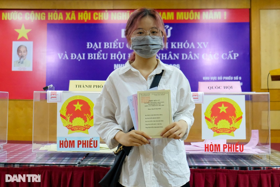 Cử tri trẻ Hà Nội bỡ ngỡ, tự hào trong lần đầu đi bỏ phiếu - 5 Cử tri trẻ Hà Nội bỡ ngỡ, tự hào trong lần đầu đi bỏ phiếu - 5