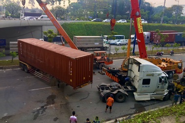 Xe container lật ngang hầm chui, cửa ngõ TP Thủ Đức tê liệt