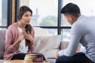 Tôi uất ức dọn đồ ra khỏi nhà khi bố mẹ sang tên đất cho anh trai
