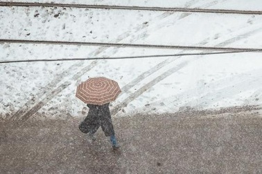 Tuyết bất thường phủ kín thành phố ngay giữa mùa hè