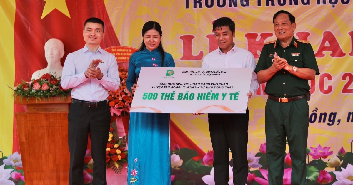 Berakhirnya Program Pemberian Kartu Jaminan Kesehatan bagi Siswa Miskin Tahun 2024 - 1 Kết thúc Chương trình Trao tặng thẻ BHYT cho học sinh khó khăn năm 2024 - 1